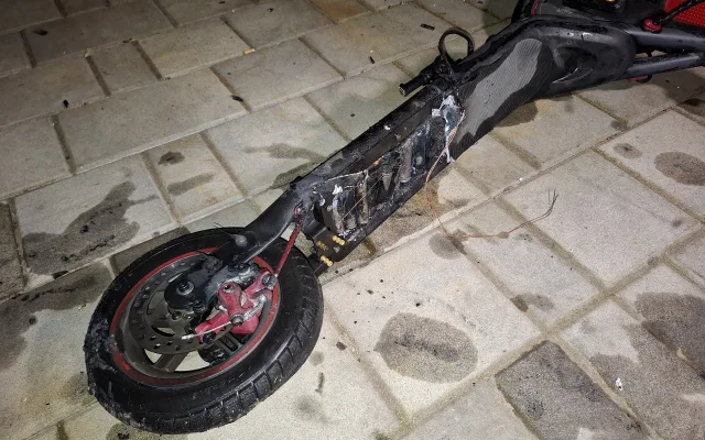 Dva noční požáry zaměstnaly hasiče. Jeden způsobila elektrokoloběžka