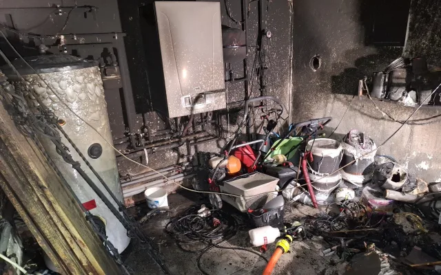 Dva noční požáry zaměstnaly hasiče. Jeden způsobila elektrokoloběžka