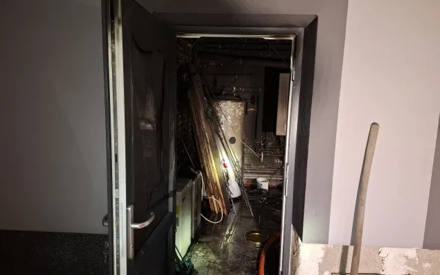 Dva noční požáry zaměstnaly hasiče. Jeden způsobila elektrokoloběžka