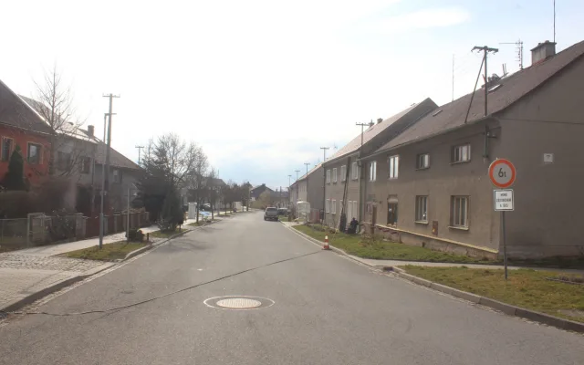 Traktorista v Přáslavicích vyvrátil tři elektrické sloupy. Zapomněl na nakládací rameno