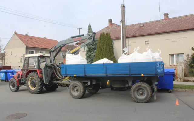 Traktorista v Přáslavicích vyvrátil tři elektrické sloupy. Zapomněl na nakládací rameno