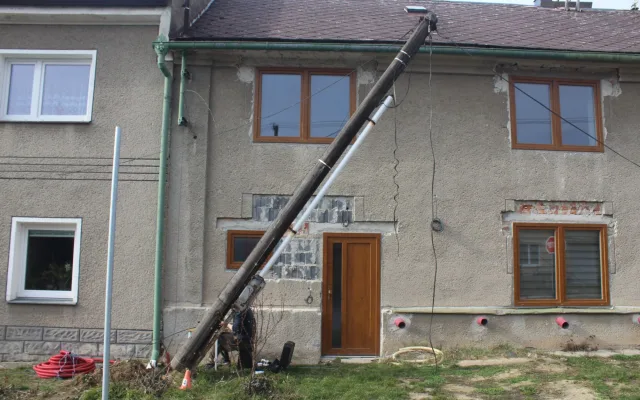 Traktorista v Přáslavicích vyvrátil tři elektrické sloupy. Zapomněl na nakládací rameno