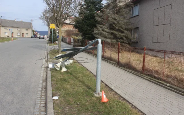 Traktorista v Přáslavicích vyvrátil tři elektrické sloupy. Zapomněl na nakládací rameno
