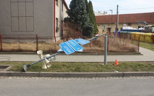 Traktorista v Přáslavicích vyvrátil tři elektrické sloupy. Zapomněl na nakládací rameno