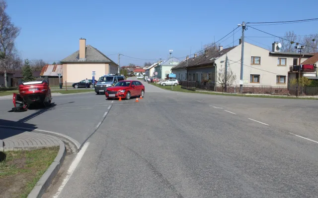 Osmnáctiletý řidič nedal přednost. Ve Veselíčku skončil s autem na střeše