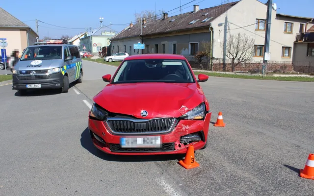 Osmnáctiletý řidič nedal přednost. Ve Veselíčku skončil s autem na střeše