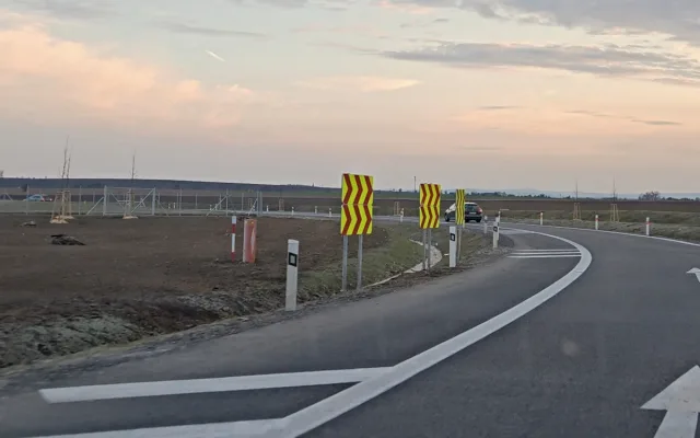 Nové směrové desky na kruhovém objezdu pod D35 u Olomouce