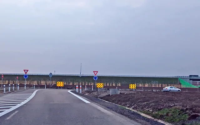 Místo jedné desky šest. Kontroverzní kruháč pod D35 u Olomouce dostal nové značky