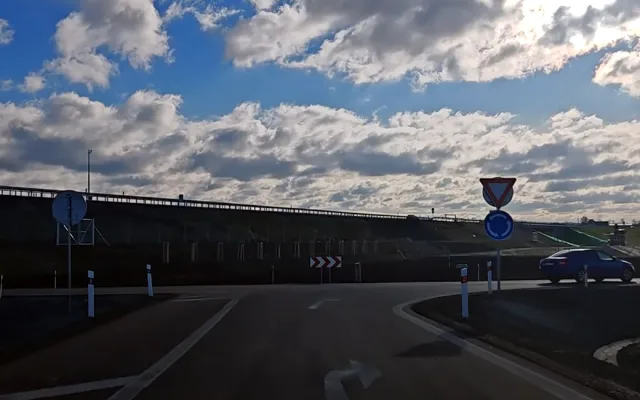 Původní podoba značení na příjezdu do okružní křižovatky pod D35 u Olomouce
