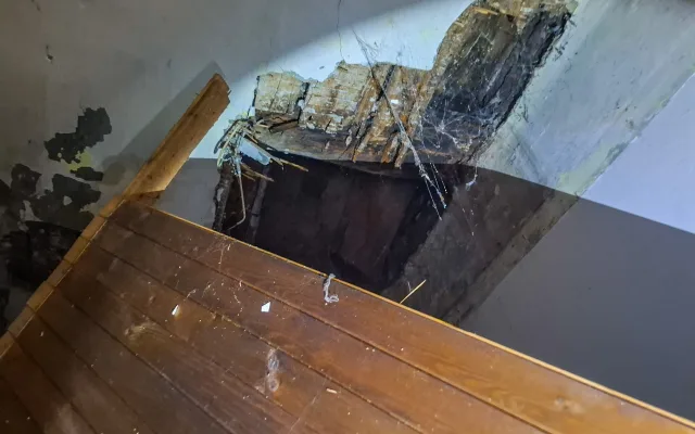 V bytě v centru Olomouce se zřítil strop. Uvnitř byli tři lidé, nikomu se nic nestalo