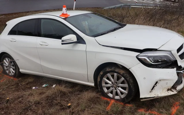 Mercedes mimo dálnici. Pětadvacetiletý řidič se při předjíždění u Přerova polekal