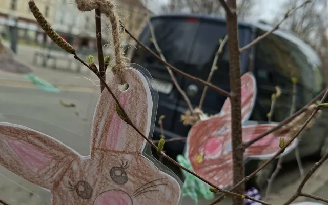 Co je to za lidi? Vandalové v Prostějově zničili velikonoční stromečky, které nazdobily děti