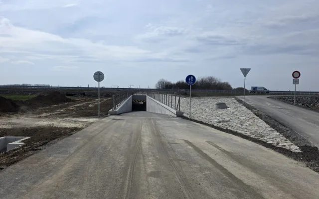 Bezpečně z Bochoře do Přerova. Pod D1 se otevřel klíčový podchod, navazující trasy zatím chybí