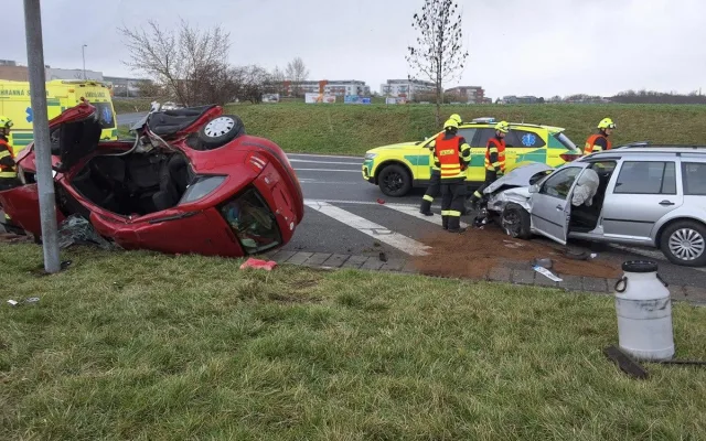 Vážný střet na kruháči u Globusu v Olomouci. Řidiče z auta vystříhávali hasiči