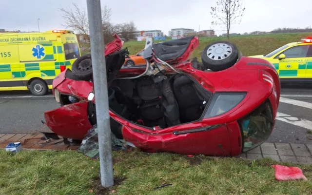 Vážný střet na kruháči u Globusu v Olomouci. Řidiče z auta vystříhávali hasiči