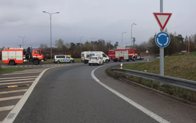 Vážný střet na kruháči u Globusu v Olomouci. Řidiče z auta vystříhávali hasiči
