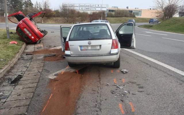 Vážný střet na kruháči u Globusu v Olomouci. Řidiče z auta vystříhávali hasiči