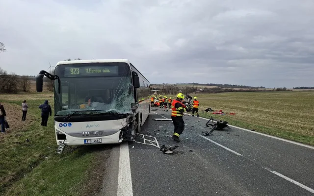 Čelní střet auta s autobusem. Ke hrozivé nehodě na Šternbersku letěl i vrtulník