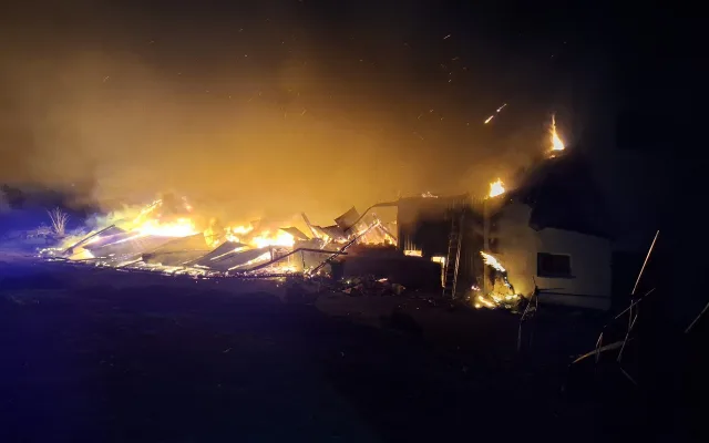 Mohutný požár na Šumpersku, shořela stodola a část rodinného domu. Škoda je pět milionů