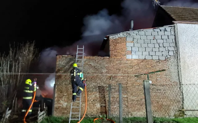 Noční zásah hasičů na Litovelsku: požár poničil část domu, škoda překročí milion