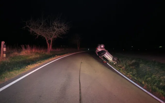 Osmnáctiletý mladík u Vikýřovic dupl na plyn a auto převrátil na střechu. Naštěstí se nikdo nezranil
