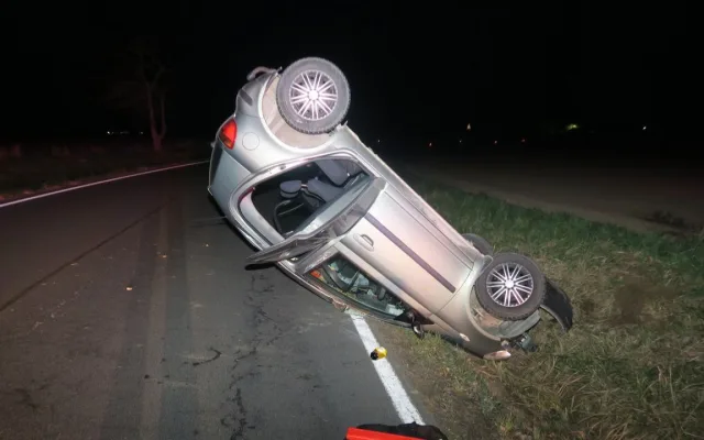 Osmnáctiletý mladík u Vikýřovic dupl na plyn a auto převrátil na střechu. Naštěstí se nikdo nezranil