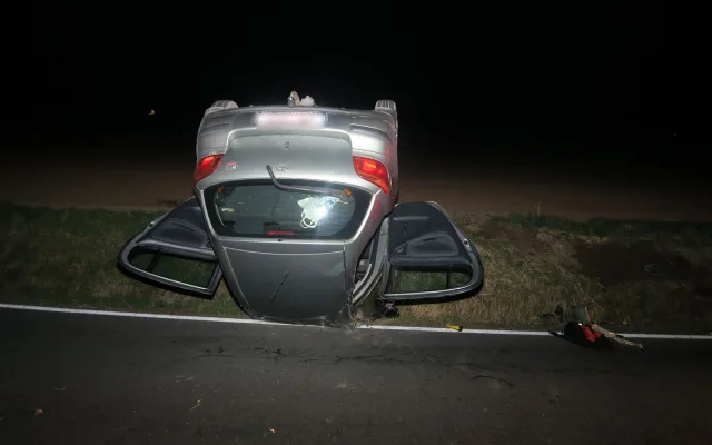 Osmnáctiletý mladík u Vikýřovic dupl na plyn a auto převrátil na střechu. Naštěstí se nikdo nezranil