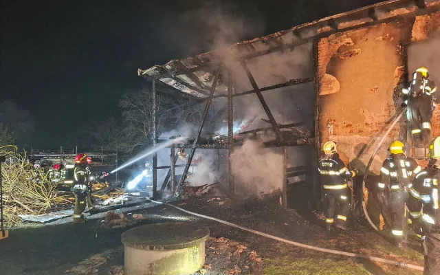 Noční požár u domu ve Zlatých Horách: s plameny bojovali čeští i polští hasiči