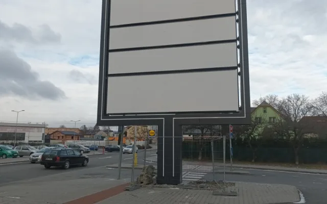 Nelegální reklamní sloup v Zábřehu blokuje přechod pro chodce. Úřady řeší zrušení zebry