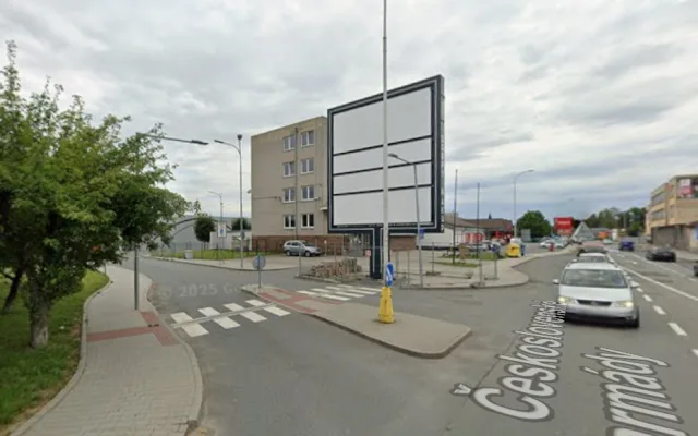 Nelegální reklamní sloup v Zábřehu blokuje přechod pro chodce. Úřady řeší zrušení zebry