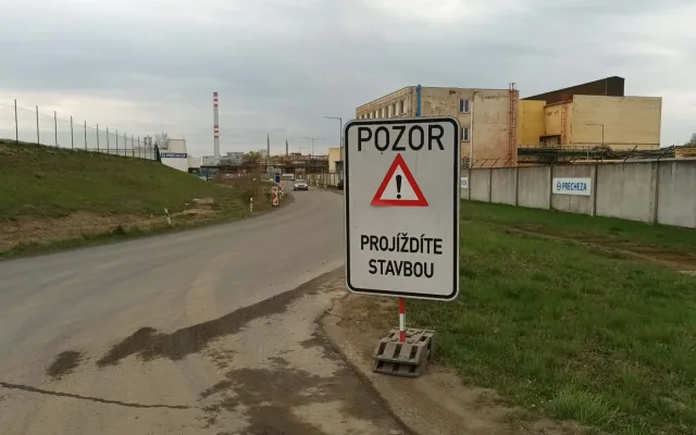 Do Dluhonic se konečně začala stavět cyklostezka, místní však mají jiné problémy. Pekelný hluk z D1