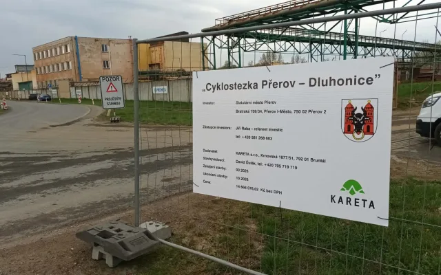 Do Dluhonic se konečně začala stavět cyklostezka, místní však mají jiné problémy. Pekelný hluk z D1
