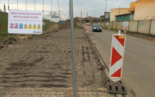 Do Dluhonic se konečně začala stavět cyklostezka, místní však mají jiné problémy. Pekelný hluk z D1