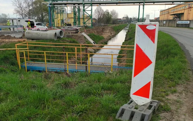 Do Dluhonic se konečně začala stavět cyklostezka, místní však mají jiné problémy. Pekelný hluk z D1