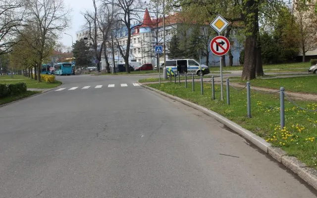 Zabrzdila příliš prudce. Pětasedmdesátiletá seniorka letěla v Přerově přes řídítka skútru na silnici