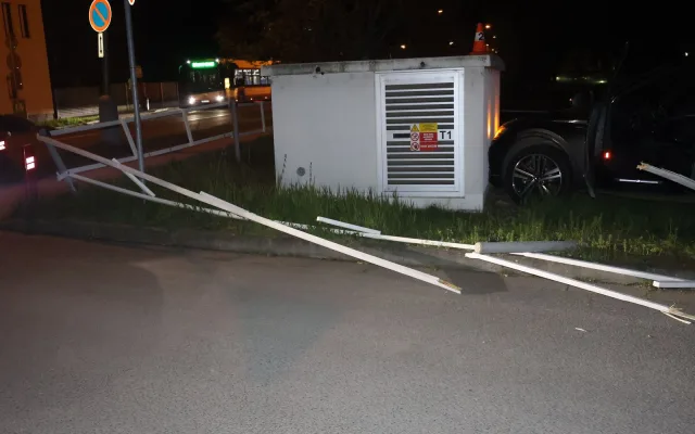 Opilý třiašedesátiletý řidič v Olomouci nezvládl zatáčku. Zboural oplocení, lampu a rozvaděč