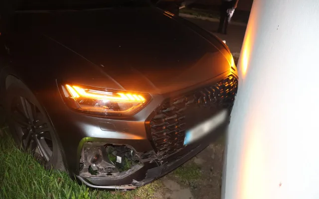 Opilý třiašedesátiletý řidič v Olomouci nezvládl zatáčku. Zboural oplocení, lampu a rozvaděč