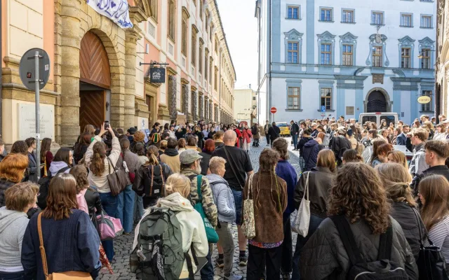 VIDEO, FOTO: Studenti v Olomouci bránili média. Zachránili i televizi vyhozenou z okna