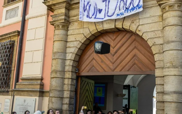 VIDEO, FOTO: Studenti v Olomouci bránili média. Zachránili i televizi vyhozenou z okna