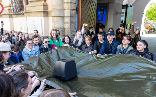 VIDEO, FOTO: Studenti v Olomouci bránili média. Zachránili i televizi vyhozenou z okna