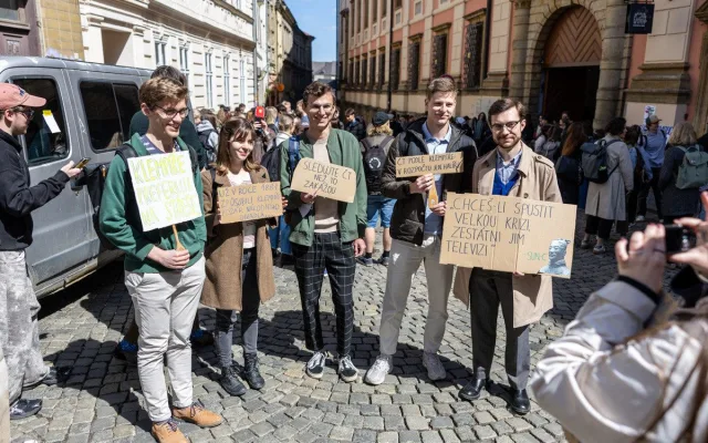 VIDEO, FOTO: Studenti v Olomouci bránili média. Zachránili i televizi vyhozenou z okna