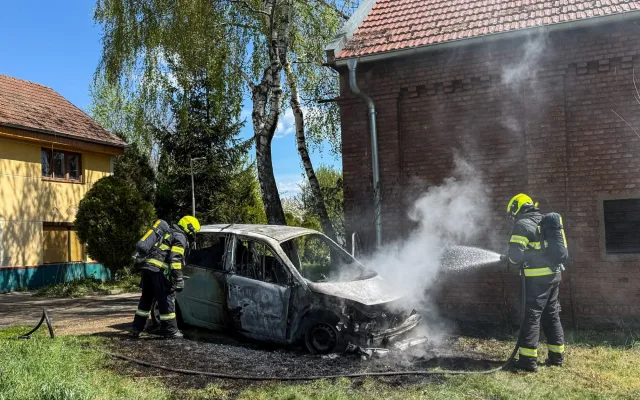 V Němčicích nad Hanou hořel automobil. Plameny ohrožovaly přilehlý dům, hasiči je rychle zkrotili