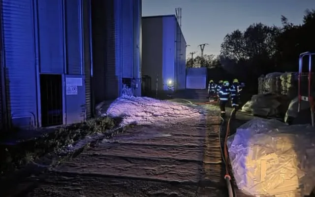 V Lipníku n. Bečvou hořela technologie a silo na výrobu polystyrenu. Škoda bude přes milion