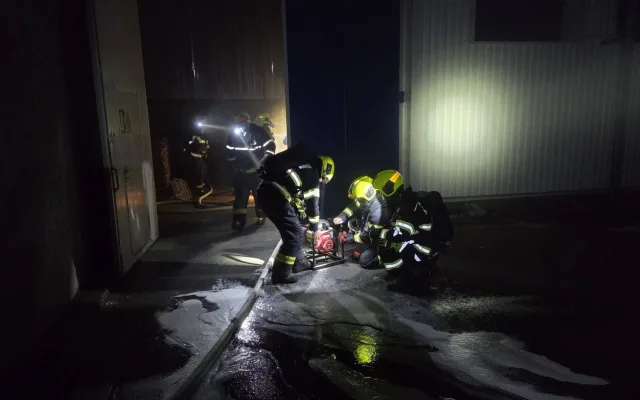 V Lipníku n. Bečvou hořela technologie a silo na výrobu polystyrenu. Škoda bude přes milion