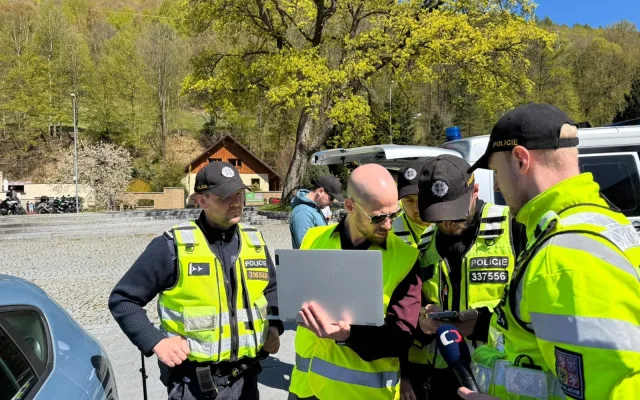VIDEO: Mobilní hlukoměr na motorkáře. Jako první v zemi ho mají policisté v Jeseníkách