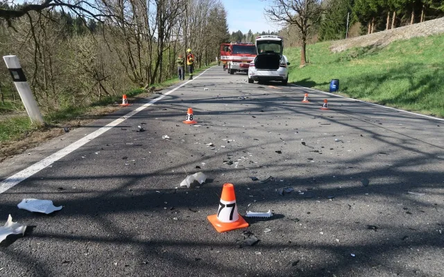 Sedmačtyřicetiletý motorkář zemřel při předjíždění u Branné. Stroj se rozpadl na kusy