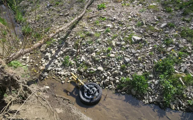 Sedmačtyřicetiletý motorkář zemřel při předjíždění u Branné. Stroj se rozpadl na kusy