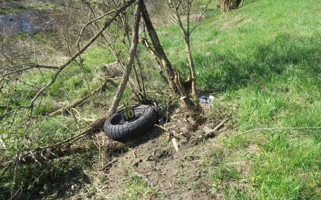 Sedmačtyřicetiletý motorkář zemřel při předjíždění u Branné. Stroj se rozpadl na kusy