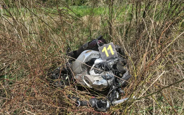 Sedmačtyřicetiletý motorkář zemřel při předjíždění u Branné. Stroj se rozpadl na kusy