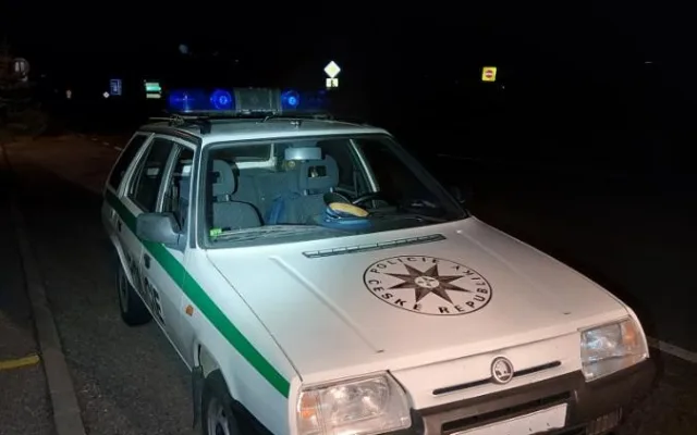Pokuta za řízení Škody Forman v policejních barvách a s majákem. Řidič skončil v Kelčicích